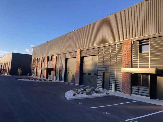 Plus de détails pour Local d’activités à vendre