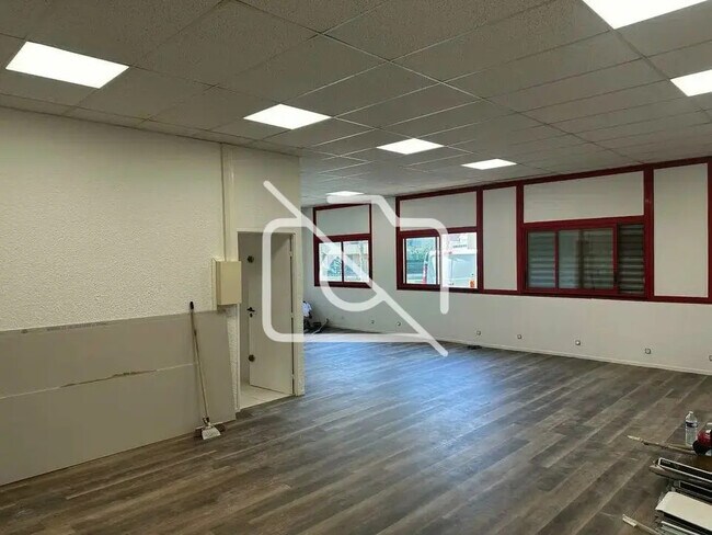 Plus de détails pour Local d'activités à louer