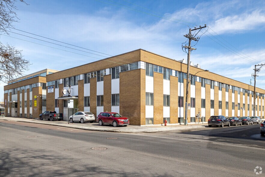 300 Rue Sauvé O, Montréal, QC à louer - Photo principale – Image 1 sur 4