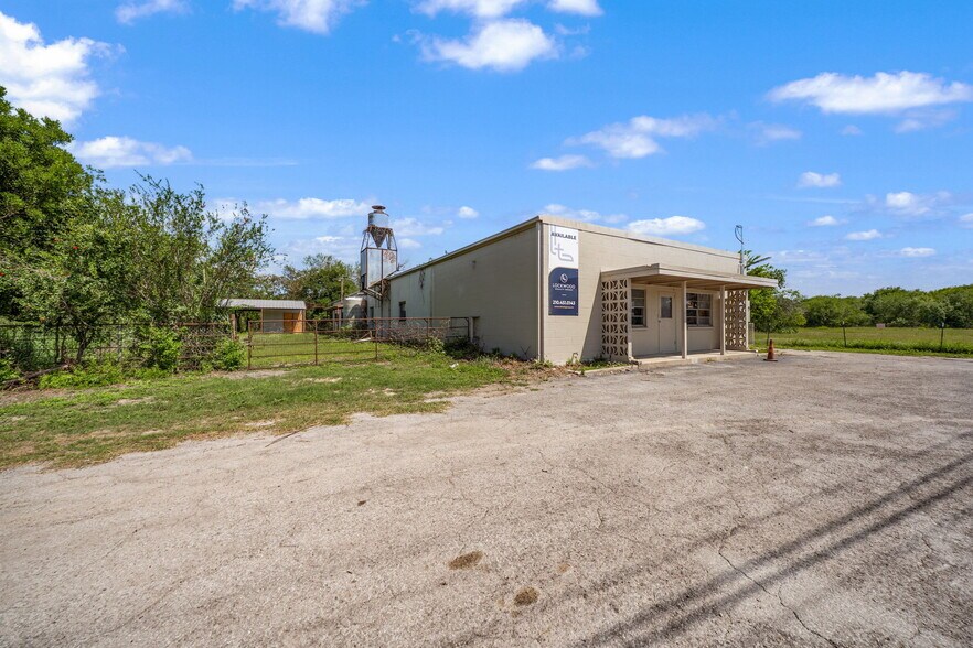 992 E Southcross Blvd, San Antonio, TX à louer - Photo de l’immeuble – Image 3 sur 32