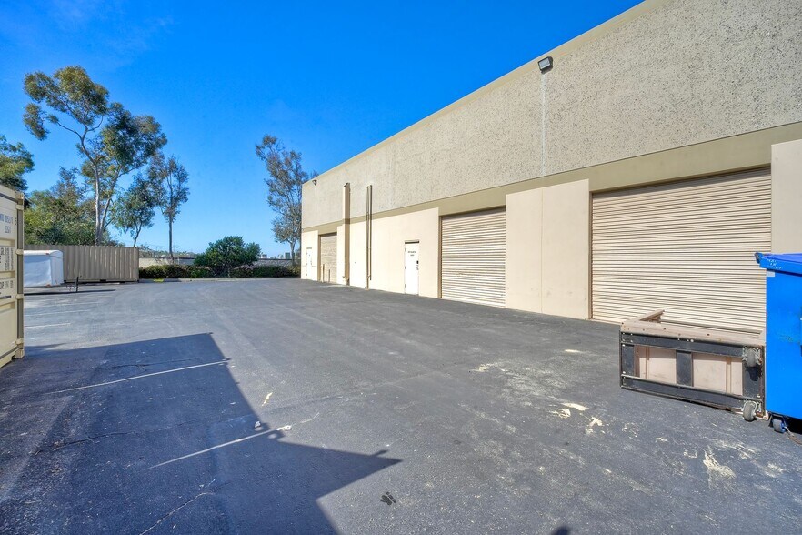 2221 Las Palmas Dr, Carlsbad, CA à louer - Photo de l’immeuble – Image 3 sur 7