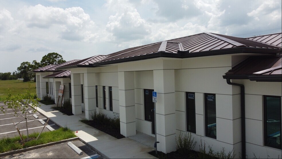 1624 SW Santa Barbara Pl, Cape Coral, FL à louer - Photo de l’immeuble – Image 2 sur 7