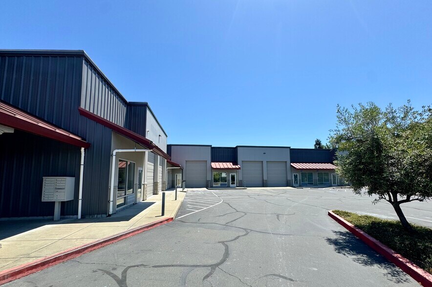 1825 Ferdinand Ct, Santa Rosa, CA à louer - Photo de l’immeuble – Image 3 sur 6