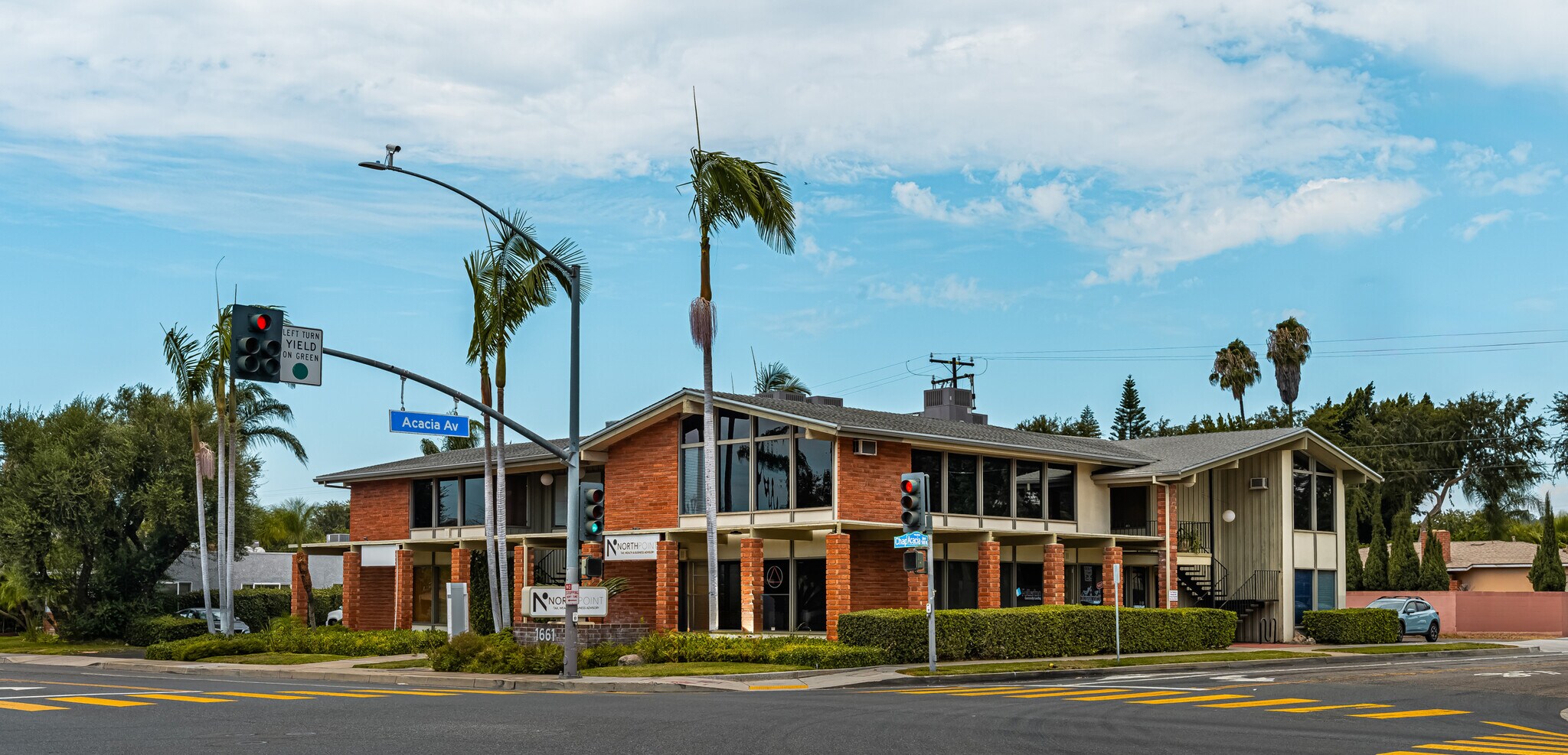 1661 E Chapman Ave, Fullerton, CA à louer Photo de l’immeuble– Image 1 sur 50