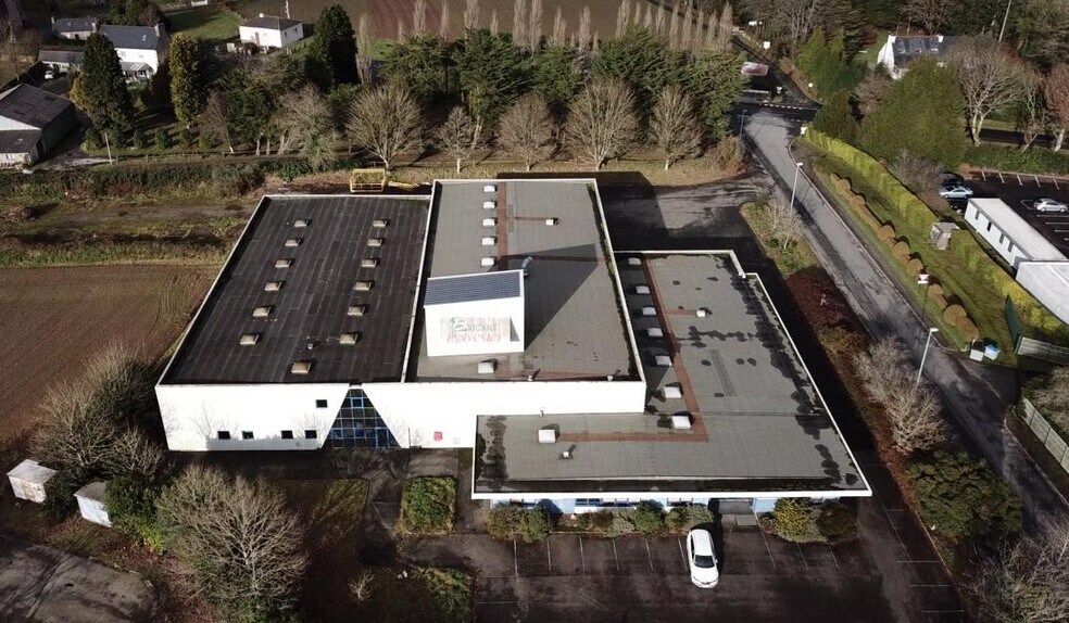 Local d'activités dans Plounévez-Moëdec à vendre - Photo de l’immeuble – Image 1 sur 8