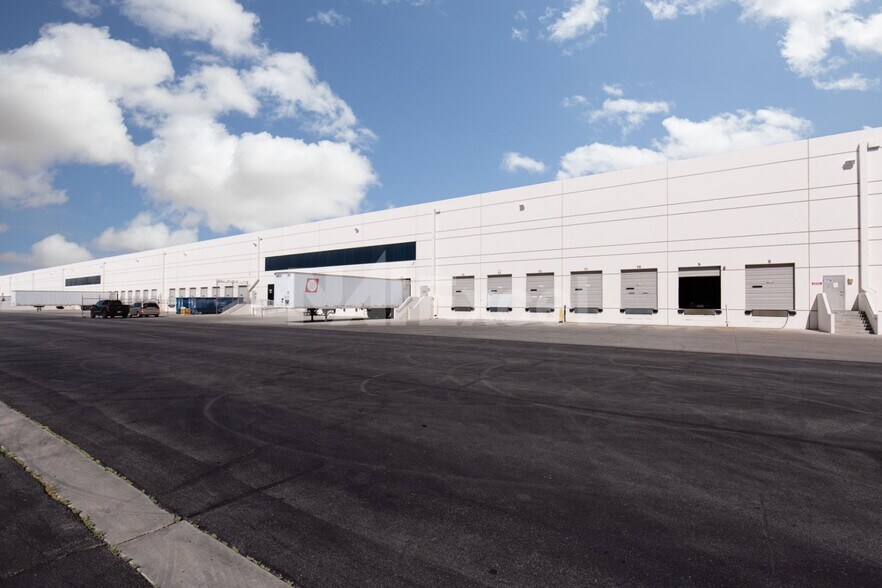 4900 Engineers Way, North Las Vegas, NV à louer - Photo de l’immeuble – Image 1 sur 3
