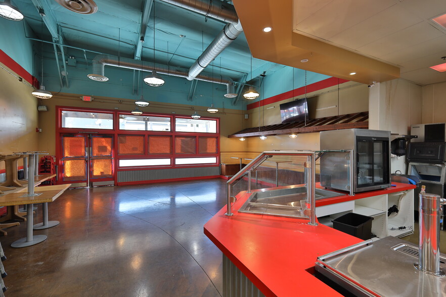 523-593 E Main St, Ventura, CA à louer - Photo de l’immeuble – Image 3 sur 11