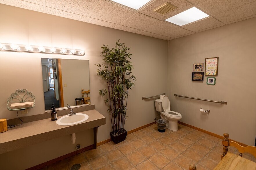833 E 16th St, Holland, MI à louer - Photo de l’immeuble – Image 3 sur 38