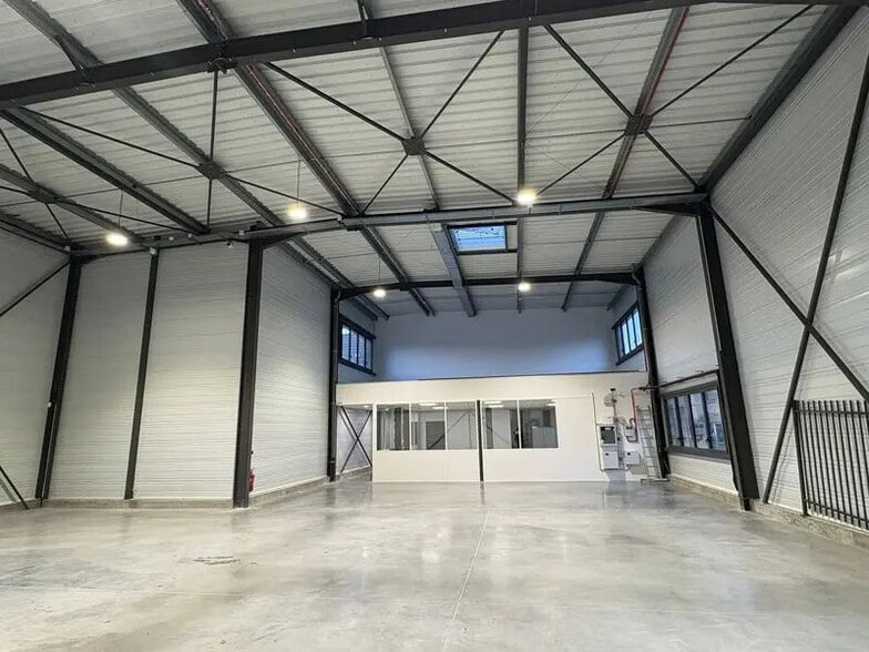 Local d'activités dans Saint-Priest à vendre - Photo intérieure – Image 2 sur 14