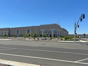 7461 Metro Air Pky, Sacramento, CA à louer Photo de l’immeuble– Image 1 sur 1