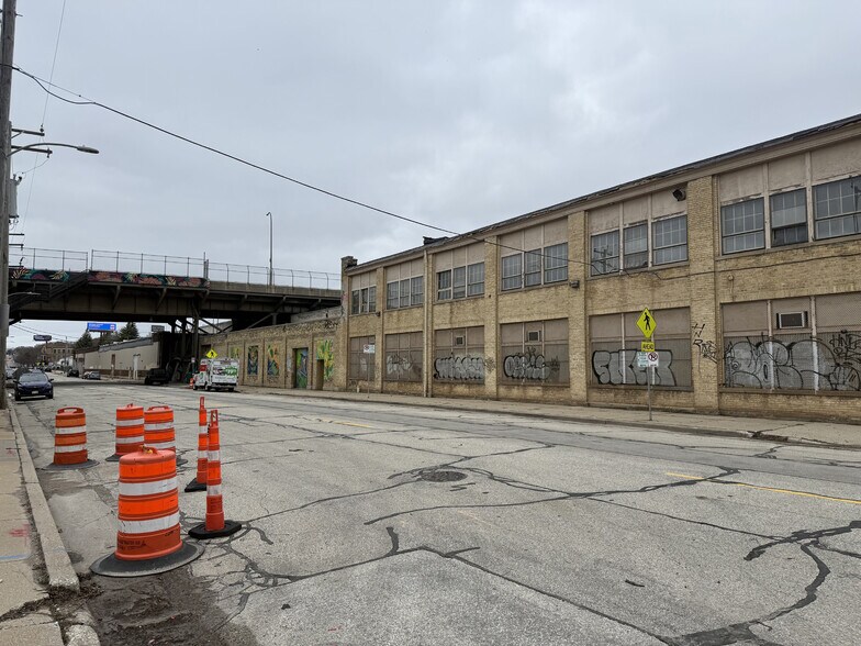 1500-1538 W Saint Paul Ave, Milwaukee, WI à vendre - Photo de l’immeuble – Image 2 sur 7