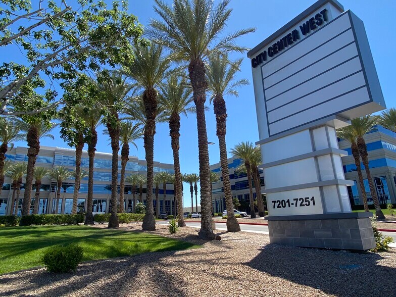 7251 W Lake Mead Blvd, Las Vegas, NV à louer - Photo de l’immeuble – Image 3 sur 14