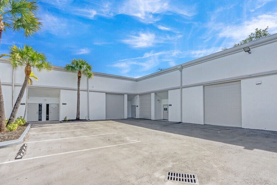 6950-6964 SW 47th St, Miami, FL à louer - Photo de l’immeuble – Image 1 sur 7
