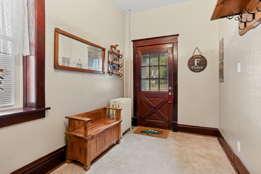 2114 Wisconsin Ave, New Holstein, WI à vendre - Photo de l’immeuble – Image 2 sur 38