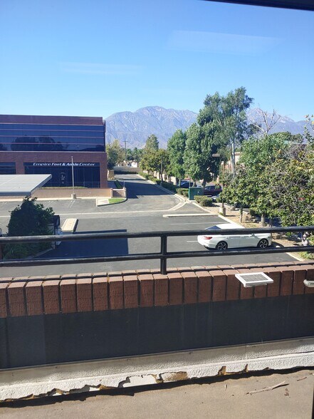 255 W Foothill Blvd, Upland, CA à louer - Photo de l’immeuble – Image 2 sur 4