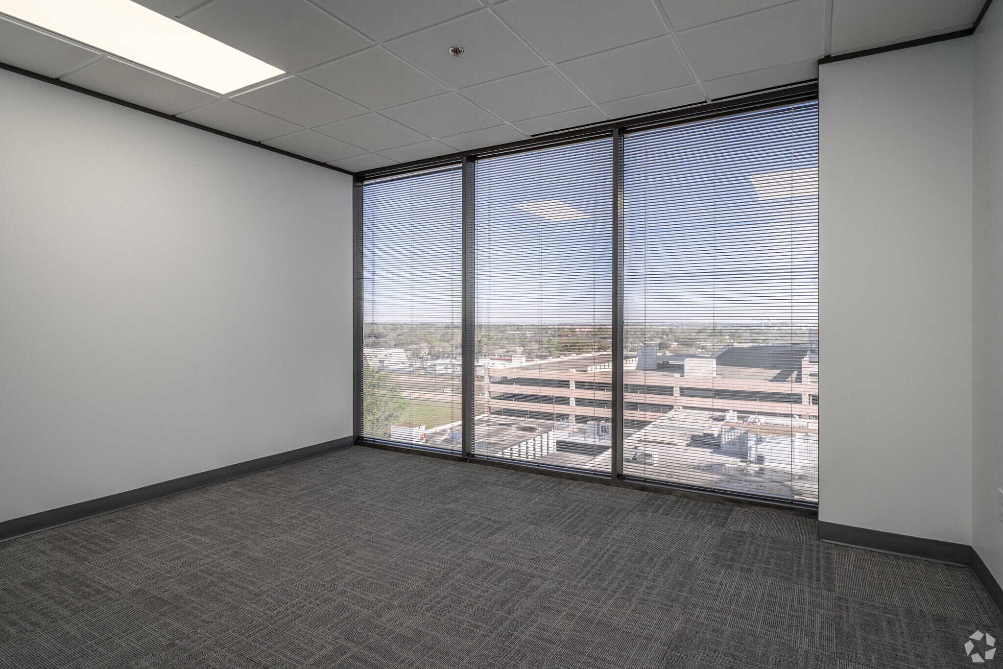 333 N Sam Houston Pky E, Houston, TX à louer Photo intérieure– Image 1 sur 6