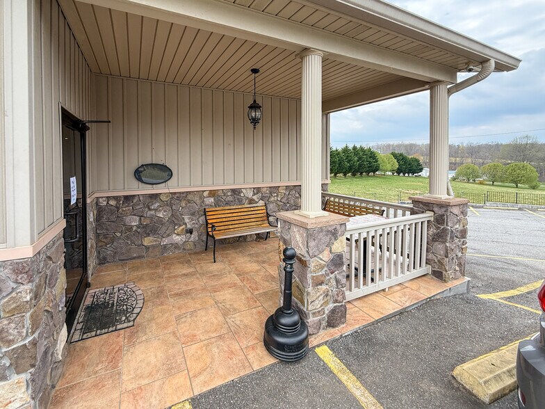 40 Sallys Ridge Rd, Henry, VA à vendre - Photo de l’immeuble – Image 2 sur 16
