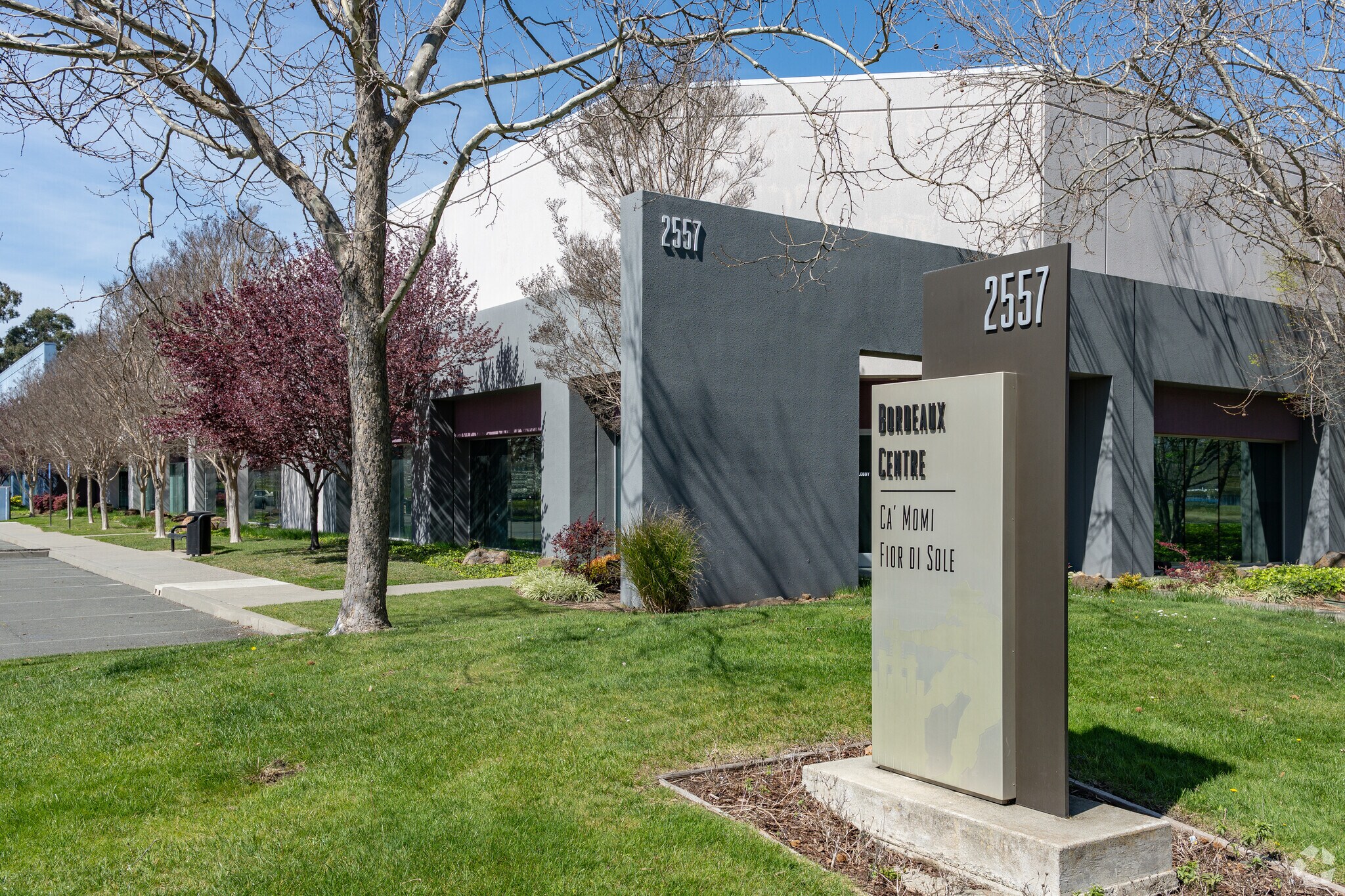 2557 Napa Valley Corporate Dr, Napa, CA à louer Photo de l’immeuble– Image 1 sur 8