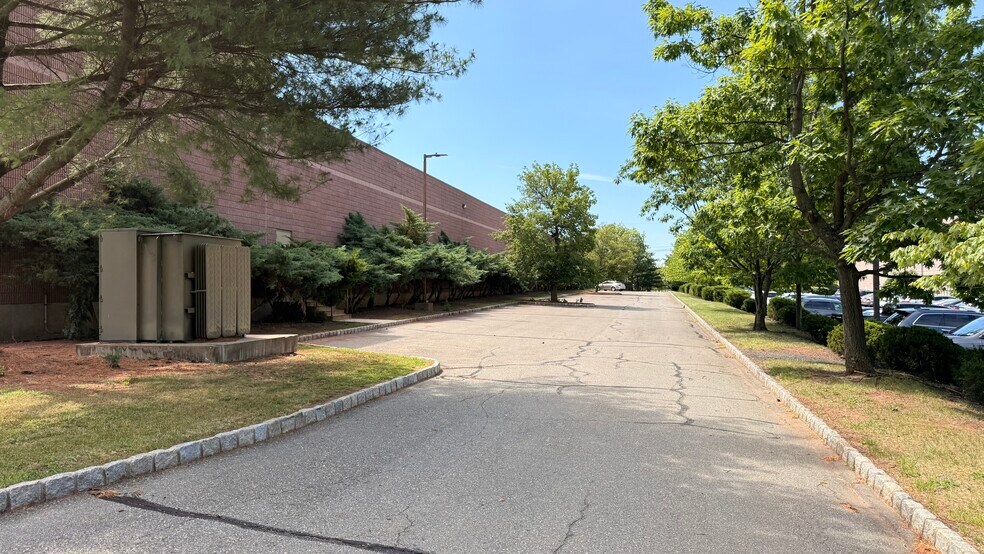 240 Circle Dr N, Piscataway, NJ à vendre - Photo de l’immeuble – Image 2 sur 16