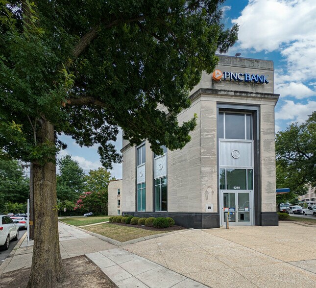 4249-4251 Wisconsin Ave NW, Washington, DC à louer - Photo de l’immeuble – Image 1 sur 7