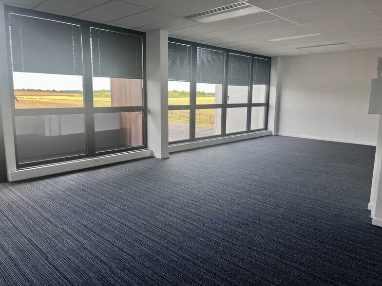 Bureau dans Saint-Martin-du-Vivier à louer - Photo intérieure – Image 3 sur 6