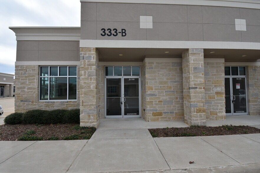 333 E Bethany Dr, Allen, TX à louer - Photo de l’immeuble – Image 2 sur 12