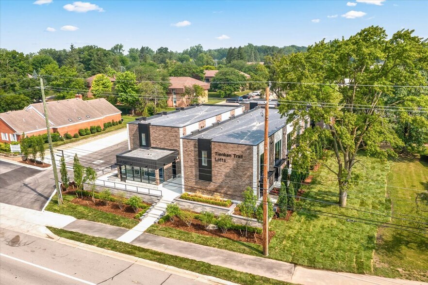 460 W Tienken Rd, Rochester Hills, MI à vendre - Photo de l’immeuble – Image 3 sur 24