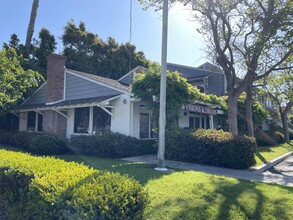 2482 Newport Blvd, Costa Mesa, CA à louer Photo de l’immeuble– Image 2 sur 19