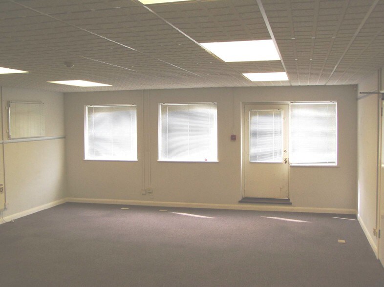Tolworth Clos, Surbiton à vendre - Photo de l’immeuble – Image 3 sur 4