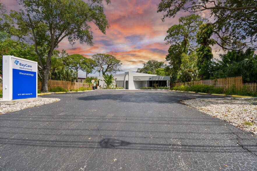 6711 38th Ave N, Saint Petersburg, FL à vendre - Photo de l’immeuble – Image 2 sur 25