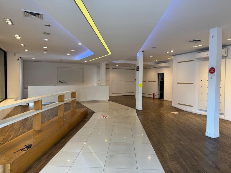 2437 Grand Concourse, Bronx, NY à louer - Photo de l’immeuble – Image 3 sur 10