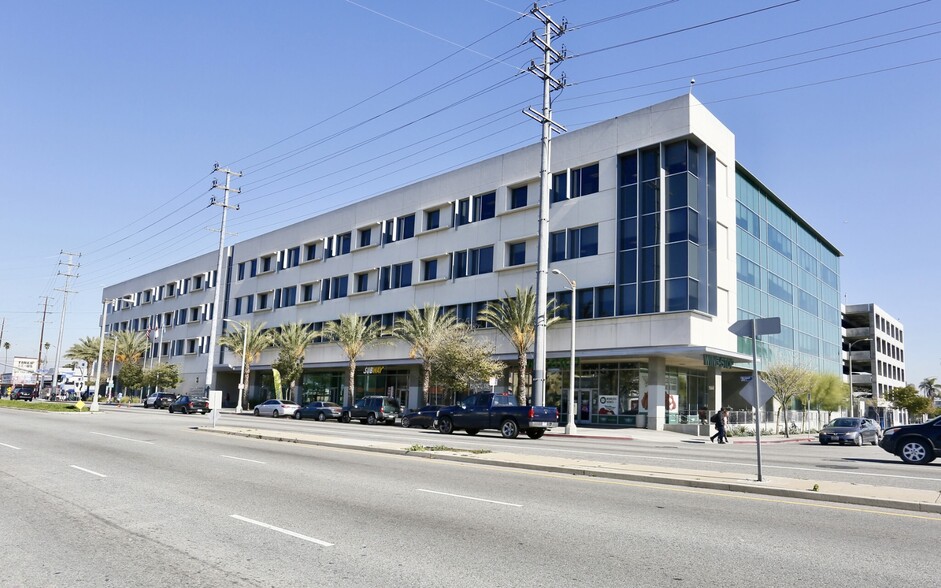 8300-8400 S Vermont Ave, Los Angeles, CA à louer - Photo de l’immeuble – Image 1 sur 4