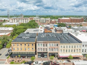 322 W Broughton St, Savannah, GA à louer Photo intérieure– Image 2 sur 19