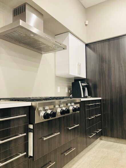 18905 111 Av NW, Edmonton, AB à vendre - Photo de l’immeuble – Image 3 sur 13