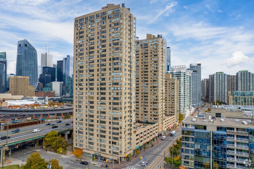 254 Queens Quay W, Toronto, ON à louer - Photo de l’immeuble – Image 2 sur 4