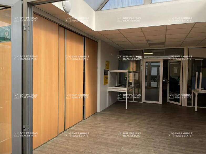 Local d’activités dans Ingré à louer - Photo de l’immeuble – Image 3 sur 9