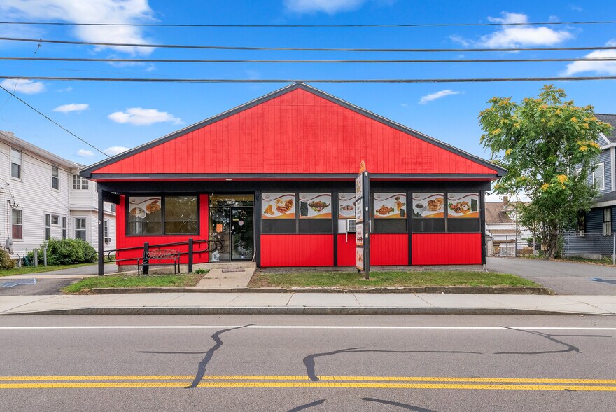 296 Main St, Milford, MA à vendre - Photo de l’immeuble – Image 1 sur 21