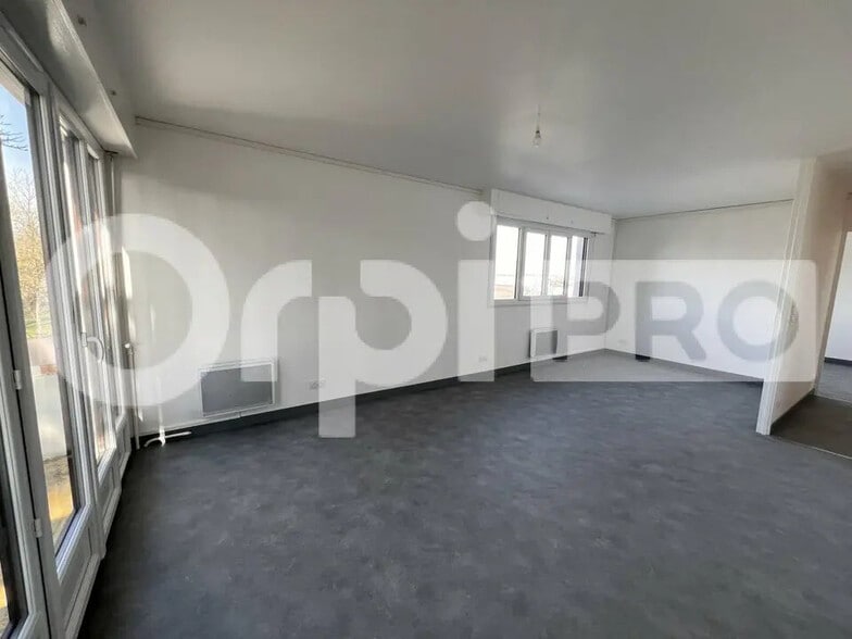 Bureau dans Brie-Comte-Robert à louer - Photo intérieure – Image 1 sur 7