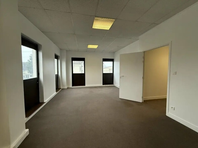 Bureau dans Beauvais à louer - Photo de l’immeuble – Image 1 sur 22