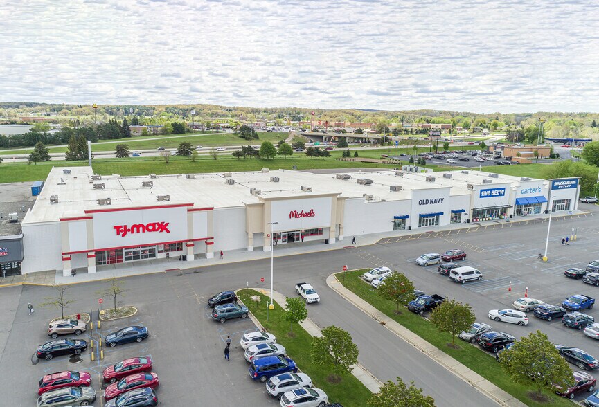 18055-18105 Silver Pky, Fenton, MI à louer - Photo principale – Image 1 sur 5