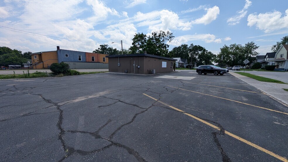 922 Division St, Mishawaka, IN à louer - Photo de l’immeuble – Image 3 sur 9