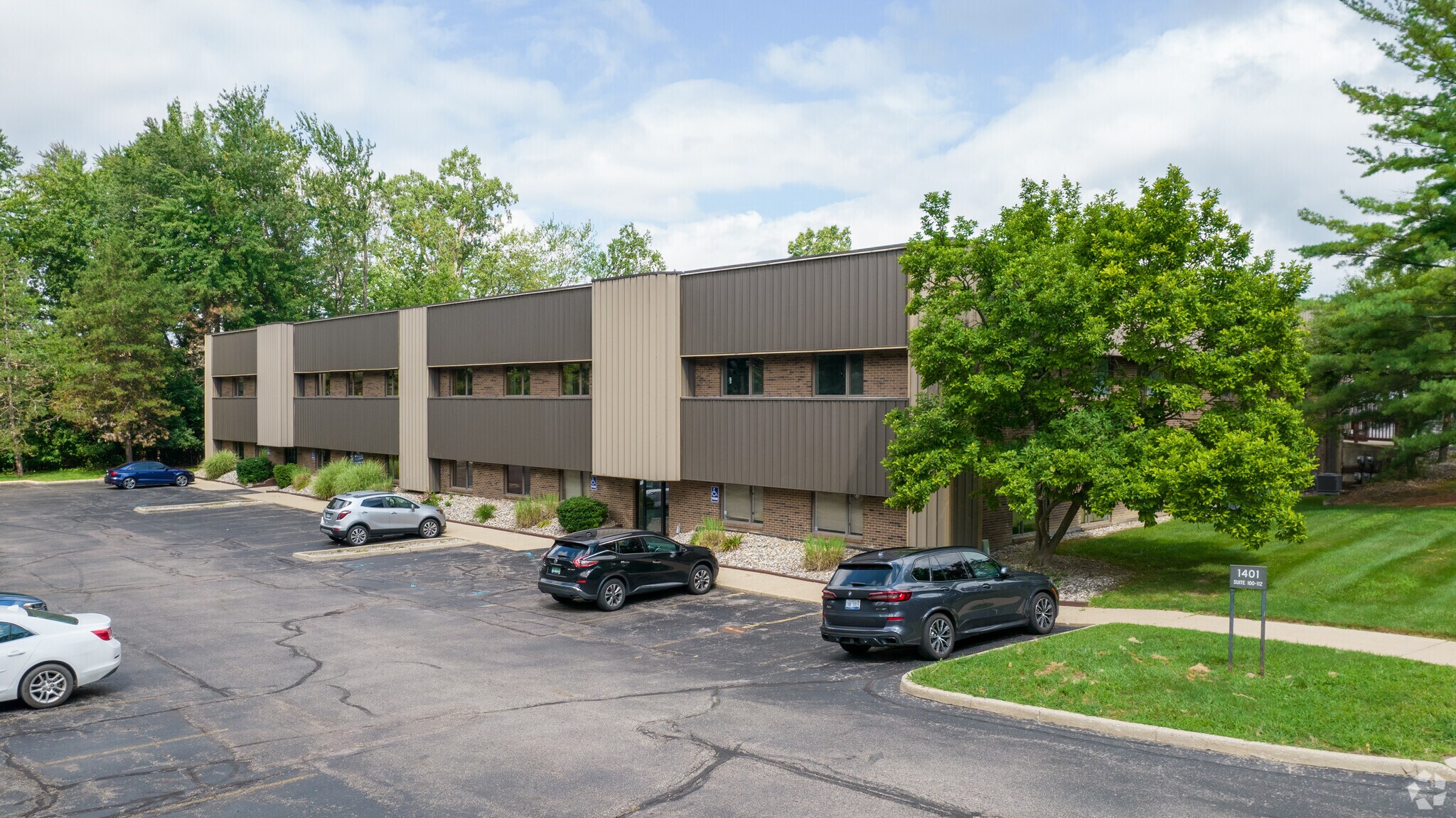 1401-1451 E Lansing Dr, East Lansing, MI à vendre Photo principale– Image 1 sur 21