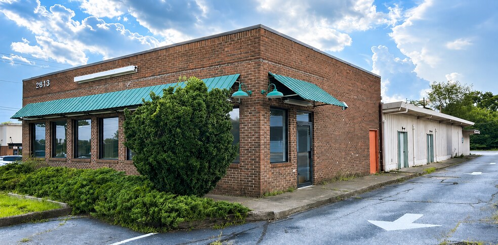 2813 Wade Hampton Blvd, Taylors, SC à vendre - Photo de l’immeuble – Image 2 sur 7