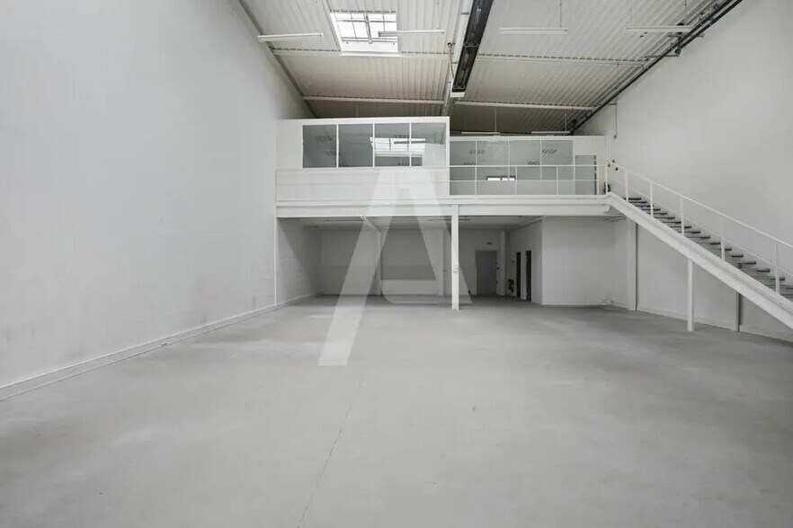 Local d’activités dans Palaiseau à louer - Photo de l’immeuble – Image 3 sur 8