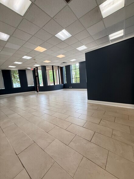 223 Dundee Ave, Elgin, IL à louer - Photo de l’immeuble – Image 3 sur 15