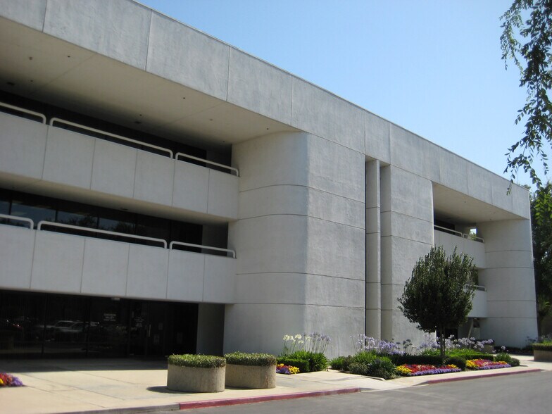 5555 California Ave, Bakersfield, CA à louer - Photo de l’immeuble – Image 2 sur 6