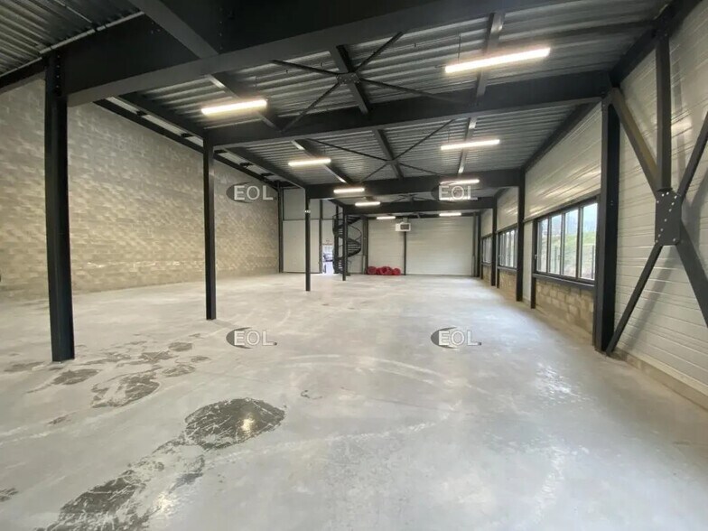 Local d’activités dans Buchelay à louer - Photo de l’immeuble – Image 1 sur 9