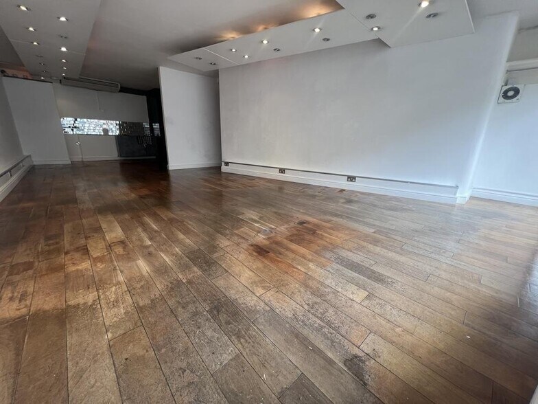 25 High Street, Saffron Walden à louer - Photo de l’immeuble – Image 2 sur 9