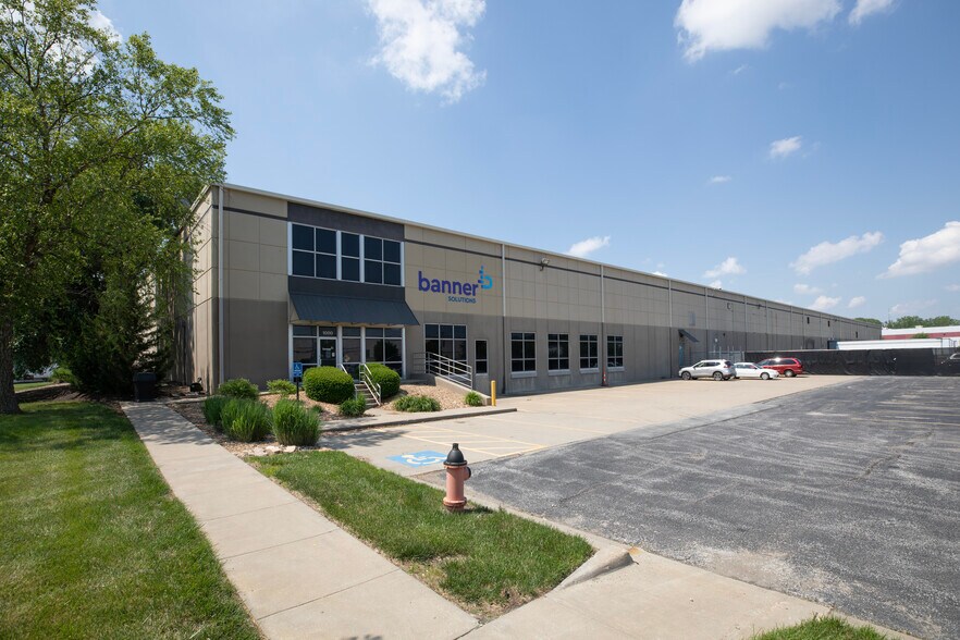 1000-1010 N Century Dr, Kansas City, MO à louer - Photo de l’immeuble – Image 1 sur 5