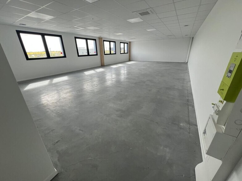 Bureau dans DOUVRES-LA-DÉLIVRANDE à vendre - Photo de l’immeuble – Image 2 sur 7